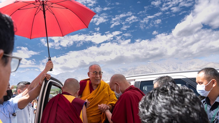 Su Santidad el Dalái Lama llegando a Sindhu Ghat para asistir a un almuerzo de despedida ofrecido por el Consejo de Desarrollo de las Colinas Autónomas de Ladakh (LAHDC) en Leh, Ladakh, India, el 16 de agosto de 2023. Foto de Tenzin Choejor