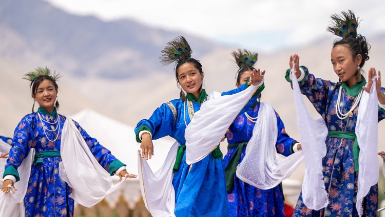 Escolares interpretando una danza tradicional en el almuerzo de despedida de Su Santidad el Dalái Lama en Sindhu Ghat en Leh, Ladakh, India, el 16 de agosto de 2023. Foto de Tenzin Choejor