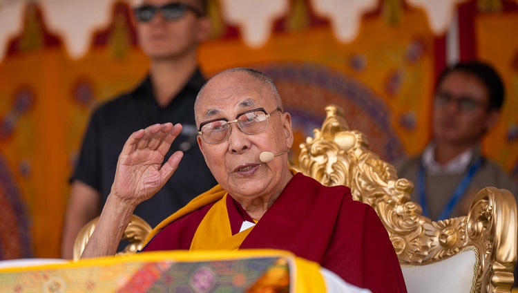 Su Santidad el Dalái Lama dirigiéndose a los asistentes al almuerzo de despedida ofrecido por el Consejo de Desarrollo de las Colinas Autónomas de Ladakh (LAHDC) en Sindhu Ghat en Leh, Ladakh, India, el 16 de agosto de 2023. Foto de Tenzin Choejor