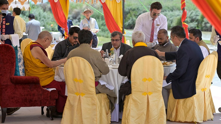 Su Santidad el Dalái Lama se une a invitados especiales y dignatarios para un almuerzo de despedida ofrecido por el Consejo de Desarrollo de la Colina Autónoma de Ladakh (LAHDC) en Sindhu Ghat en Leh, Ladakh, India, el 16 de agosto de 2023. Foto de Tenzin Choejor