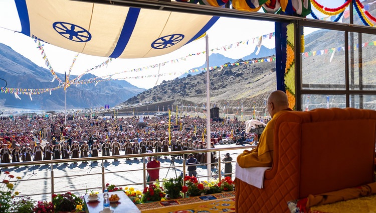 Su Santidad el Dalái Lama observa las representaciones culturales durante la ceremonia de bienvenida en el terreno de enseñanzas de Khaltse, Ladakh, India, el 18 de agosto de 2023. Foto de Tenzin Choejor