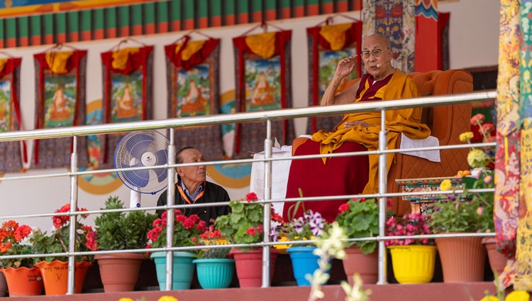 Su Santidad el Dalái Lama dirigiéndose a la multitud en el terreno de enseñanzas de Khaltse, Ladakh, India, el 18 de agosto de 2023. Foto de Tenzin Choejor