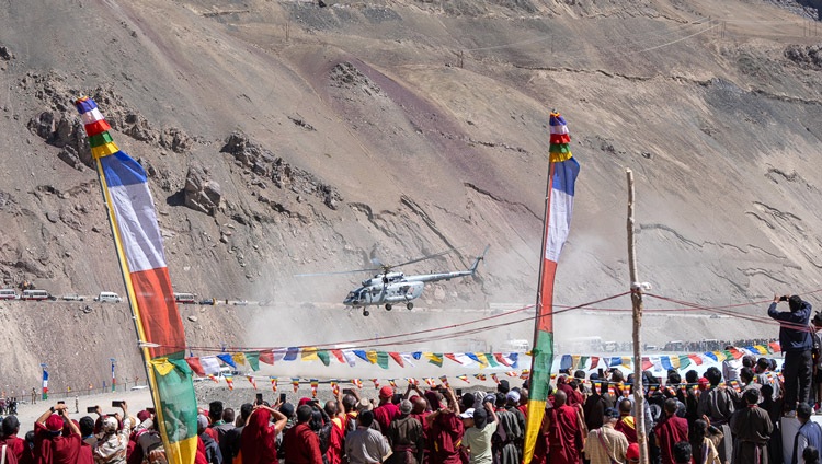 El helicóptero de Su Santidad el Dalái Lama despegando hacia Leh tras concluir sus enseñanzas en el terreno de enseñanzas de Khaltse, Ladakh, India, el 19 de agosto de 2023. Foto de Tenzin Choejor