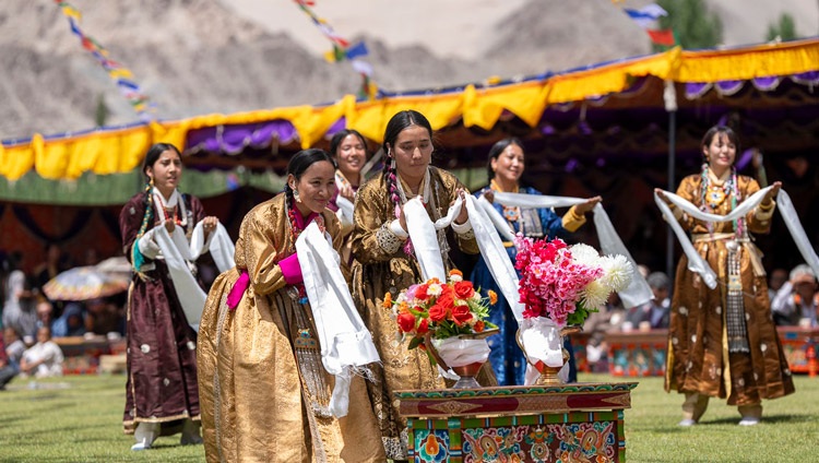 Mujeres locales interpretando una canción de bienvenida para Su Santidad el Dalái Lama al comienzo del almuerzo de despedida en el jardín Abispang del monasterio de Spituk en Leh, Ladakh, India, el 23 de agosto de 2023. Foto de Tenzin Choejor