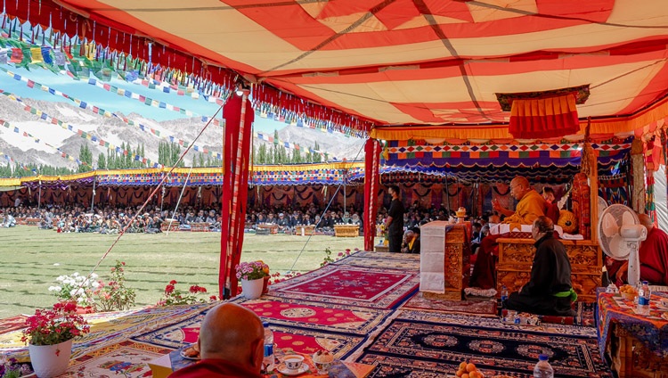 Su Santidad el Dalái Lama dirigiéndose a los congregados en el jardín Abispang del monasterio de Spituk en Leh, Ladakh, India, el 23 de agosto de 2023. Foto de Tenzin Choejor