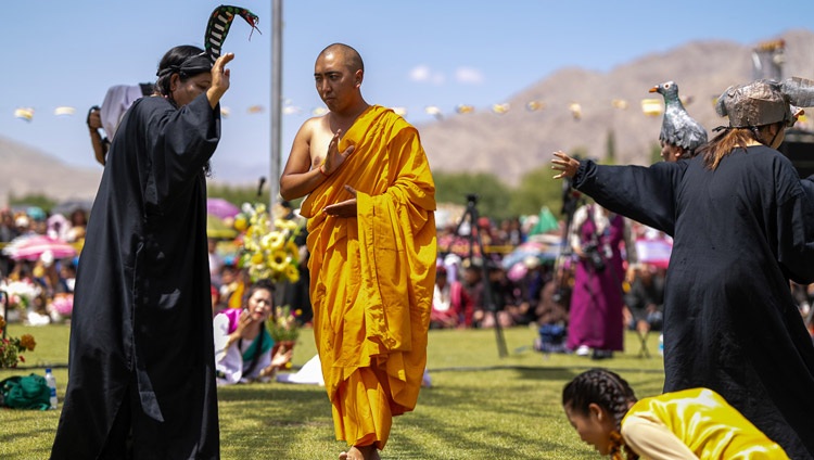 Artistas de la Organización Teatral de Ladakh representando la obra corta «Samsara» en el almuerzo de despedida de Su Santidad el Dalái Lama en el jardín Abispang del monasterio de Spituk en Leh, Ladakh, India, el 23 de agosto de 2023. Foto de Tenzin Choejor