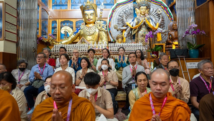 Miembros del público de los países del sudeste asiático en el escenario durante el segundo día de las enseñanzas de Su Santidad el Dalái Lama en el templo tibetano principal de Dharamsala, HP, India, el 6 de septiembre de 2023. Foto de Tenzin Choejor