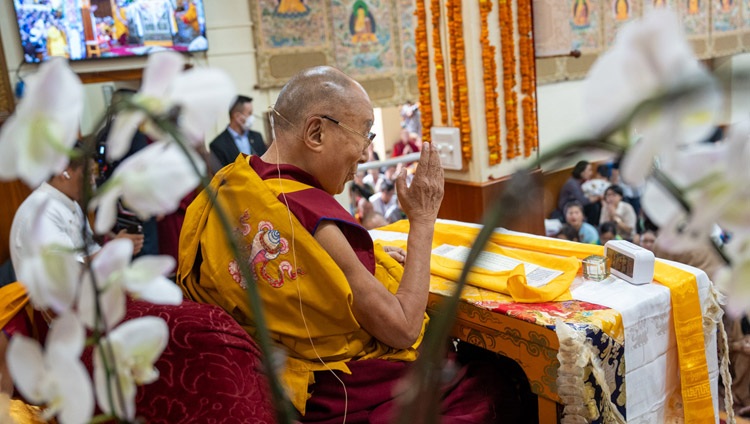 Su Santidad el Dalái Lama dirigiéndose a la congregación en el segundo día de enseñanzas solicitadas por los asiáticos del sudeste en el templo tibetano principal de Dharamsala, HP, India, el 6 de septiembre de 2023. Foto de Tenzin Choejor