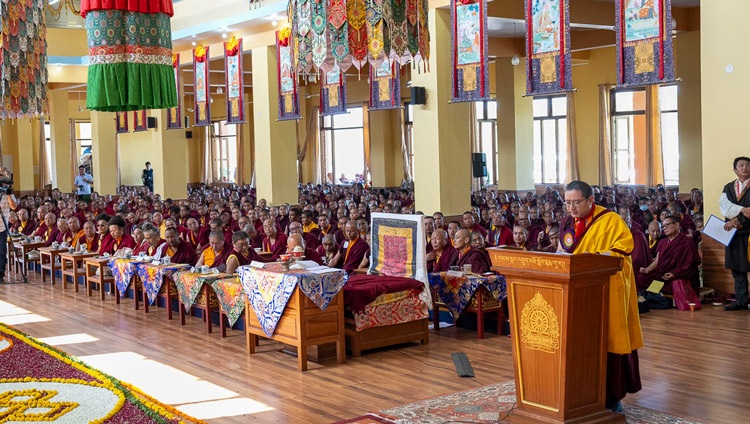 Khamtrul Rinpoche pronunciando su discurso en la inauguración del Colegio Khamgar Druk Dharmakara en Tashi Jong, HP, India, el 27 de septiembre de 2023. Foto de Ven Tenzin Jamphel