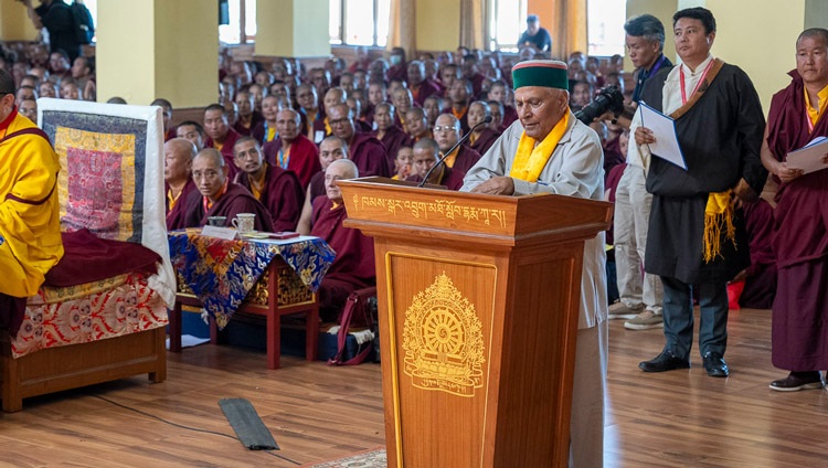 Kishori Lal, miembro local de la Asamblea Legislativa (MLA), dirigiéndose a la multitud en la inauguración del Colegio Khamgar Druk Dharmakara en Tashi Jong, HP, India, el 27 de septiembre de 2023. Foto de Ven Tenzin Jamphel