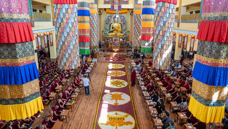 Vista del vestíbulo principal del Colegio Khamgar Druk Dharmakara durante la ceremonia de inauguración en Tashi Jong, HP, India, el 27 de septiembre de 2023. Foto de Ven Tenzin Jamphel