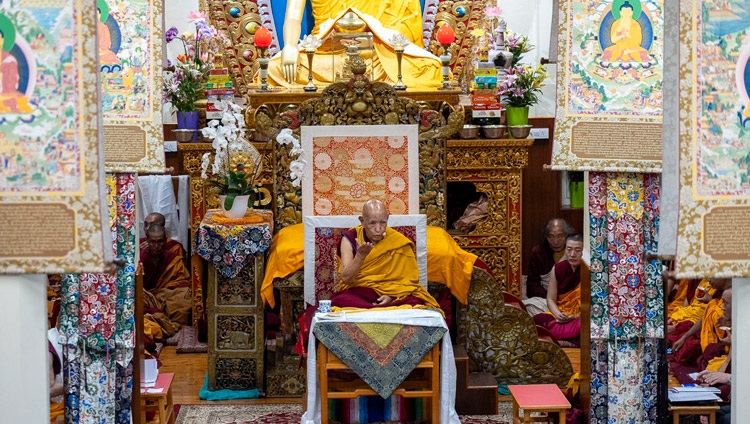 Gaden Tri Rinpoché dirigiéndose a la congregación en el primer día de enseñanzas solicitadas por los taiwaneses en el templo tibetano principal de Dharamsala, HP, India, el 2 de octubre de 2023. Foto de Tenzin Choejor
