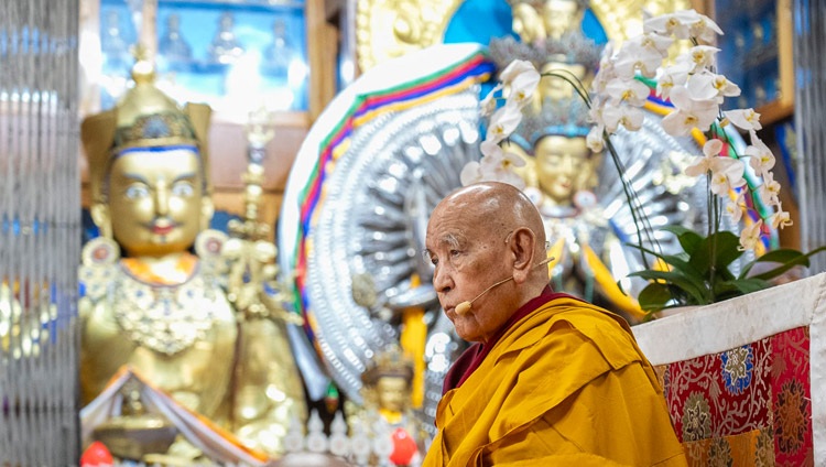 Gaden Tri Rinpoche hablando en el segundo día de las enseñanzas solicitadas por los taiwaneses en el templo tibetano principal de Dharamsala, HP, India, el 3 de octubre de 2023. Foto de Tenzin Choejor