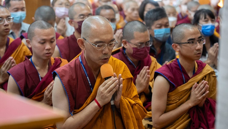 El maestro de canto dirigiendo las oraciones en el segundo día de enseñanzas solicitadas por los taiwaneses en el templo tibetano principal de Dharamsala, HP, India, el 3 de octubre de 2023. Foto de Tenzin Choejor