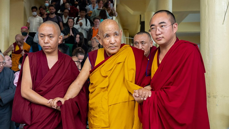 Gaden Tri Rinpoche saliendo del templo tibetano principal al final del segundo día de enseñanzas solicitadas por los taiwaneses en Dharamsala, HP, India, el 3 de octubre de 2023. Foto de Tenzin Choejor