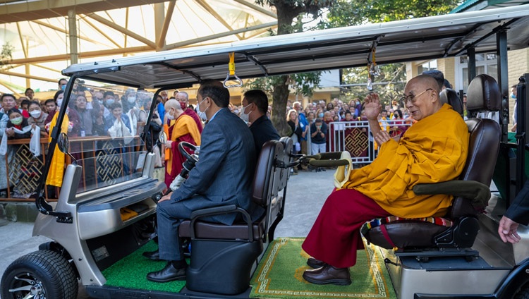 Su Santidad el Dalái Lama llegando al patio del templo tibetano principal de camino a conferir una iniciación de Chenrezig en el tercer día de enseñanzas solicitadas por los taiwaneses en Dharamsala, HP, India, el 4 de octubre de 2023. Foto de Tenzin Choejor