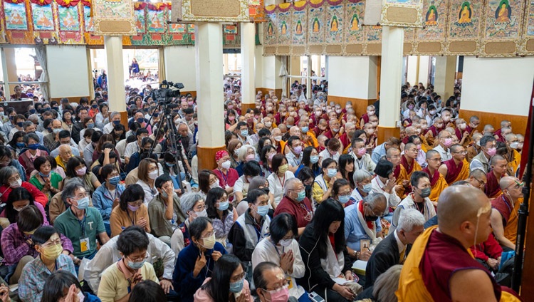 Vista del interior del templo tibetano principal durante el tercer día de enseñanzas solicitadas por los taiwaneses en el templo tibetano principal de Dharamsala, HP, India, el 4 de octubre de 2023. Foto de Tenzin Choejor