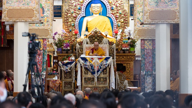 Su Santidad el Dalái Lama dirigiéndose a la congregación en el tercer día de enseñanzas solicitadas por los taiwaneses en el templo tibetano principal de Dharamsala, HP, India, el 4 de octubre de 2023. Foto de Ven Zamling Norbu