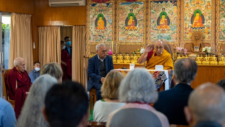 Su Santidad el Dalái Lama dirigiéndose al público durante su encuentro con un grupo de defensores europeos de la paz en su residencia de Dharamsala, HP, India, el 8 de noviembre de 2023. Foto de Tenzin Choejor