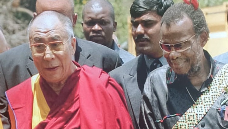 Su Santidad el Dalái Lama con el Príncipe Mangosuthu Buthelezi durante una visita a Sudáfrica.