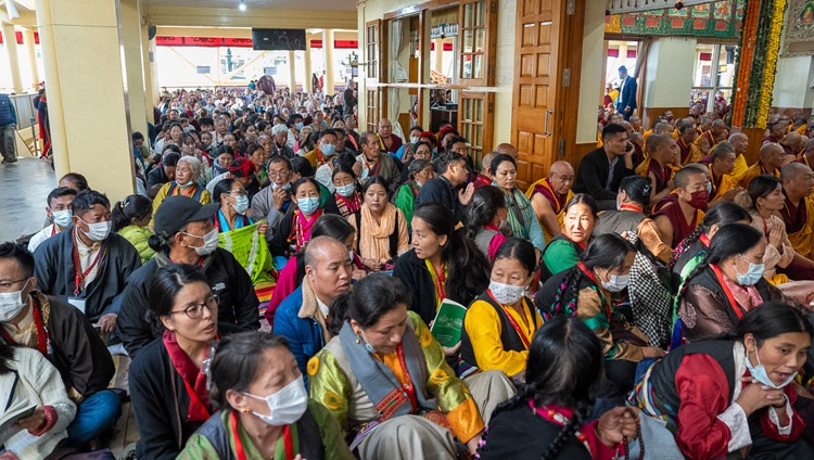 Miembros de la multitud que asisten a la oración de larga vida por Su Santidad el Dalái Lama en el templo tibetano principal de Dharamsala, HP, India, el 25 de octubre de 2023. Foto de Tenzin Choejor