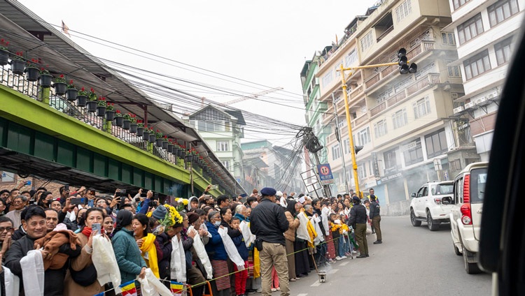 Miembros de la comunidad local se alinean en las calles para dar la bienvenida a Su Santidad el Dalái Lama mientras se dirige a su hotel en Gangtok, Sikkim, India, el 11 de diciembre de 2023. Foto de Tenzin Choejor