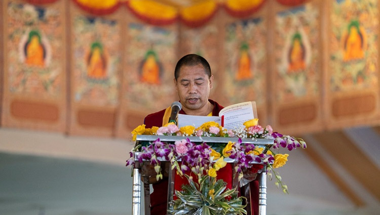 Geshe Tulku Tenzin Sherab pronunciando su discurso de apertura en la Convocatoria de la Universidad Gelukpa y la Entrega de los Grados de Geshe Lharampa en el Terreno de Kalachakra en Bodhgaya, Bihar, India, el 3 de enero de 2024. Foto de Tenzin Choejor