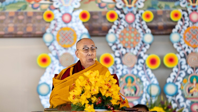 Su Santidad el Dalái Lama dirigiéndose a la congregación en la Convocatoria de la Universidad Gelukpa y la Entrega de los Grados de Gueshe Lharampa en el Campo de Kalachakra en Bodhgaya, Bihar, India, el 3 de enero de 2024. Foto de Tenzin Choejor
