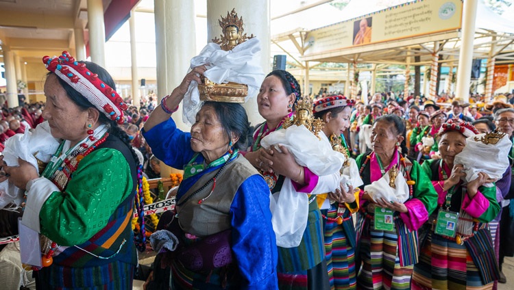 Representantes de la Asociación Toepa y gente de Purang alineados en el patio con ofrendas para Su Santidad el Dalái Lama durante el ritual de oraciones de larga vida en el templo tibetano principal de Dharamsala, HP, India, el 3 de abril de 2024. Foto de Ven Tenzin Jamphel