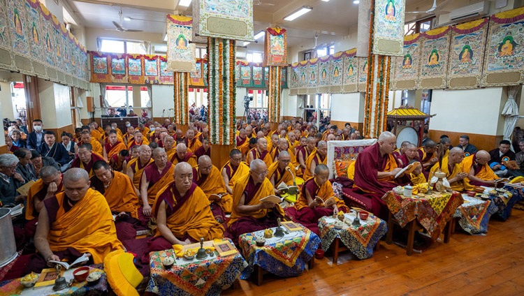 Vista del interior del templo tibetano principal durante el ritual de oraciones de larga vida ofrecido a Su Santidad el Dalái Lama en Dharamsala, HP, India, el 3 de abril de 2024. Foto de Ven Tenzin Jamphel