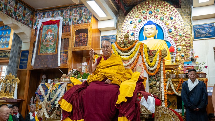 Su Santidad el Dalái Lama dirigiéndose a la congregación durante el ritual de oraciones de larga vida en el templo tibetano principal de Dharamsala, HP, India, el 3 de abril de 2024. Foto de Ven Tenzin Jamphel