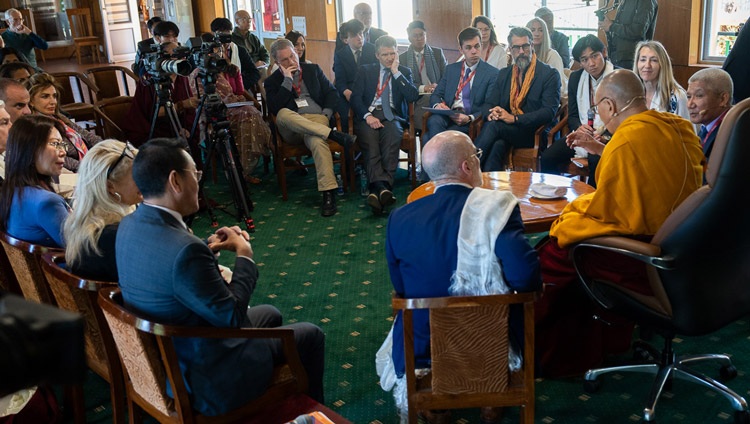 Vista de la sala de reuniones de la residencia de Su Santidad el Dalái Lama durante la conversación con grupos de la Universidad de Harvard en Dharamsala, HP, India, el 8 de abril de 2024. Fotografía de Tenzin Choejor