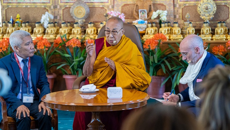 Su Santidad el Dalái Lama hablando durante la conversación con grupos de la Universidad de Harvard en la sala de reuniones de su residencia en Dharamsala, HP, India, el 8 de abril de 2024. Foto de Tenzin Choejor