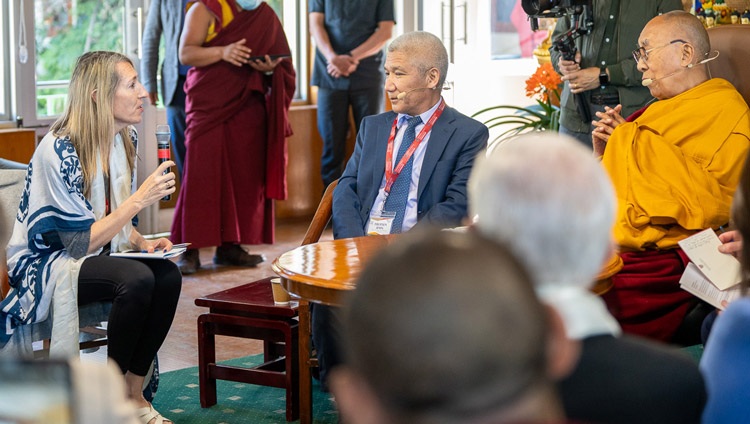 Un participante en la conversación con grupos de la Universidad de Harvard hace una pregunta a Su Santidad el Dalái Lama durante su encuentro en su residencia de Dharamsala, HP, India, el 8 de abril de 2024. Fotografía de Tenzin Choejor