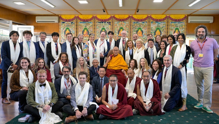 Participantes en el debate con grupos de la Universidad de Harvard posando para una foto con Su Santidad el Dalái Lama al término de la reunión de dos días en la sala de reuniones de su residencia en Dharamsala, HP, India, el 9 de abril de 2024. Foto de Ven Zamling Norbu