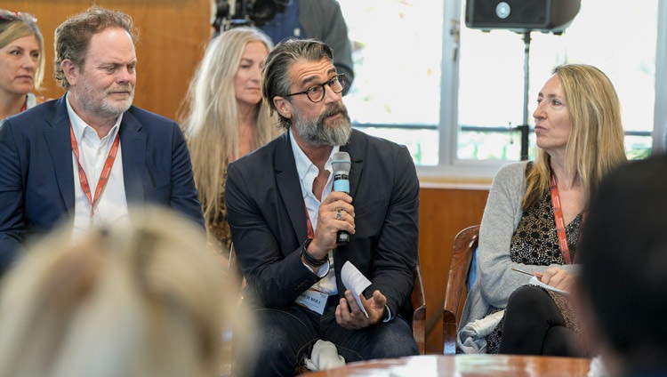 Uno de los participantes en la conversación con grupos de Harvard hace una pregunta a Su Santidad el Dalái Lama el segundo día de su reunión en la sala de reuniones de la residencia de Su Santidad en Dharamsala, HP, India, el 9 de abril de 2024. Fotografía de Tenzin Choejor