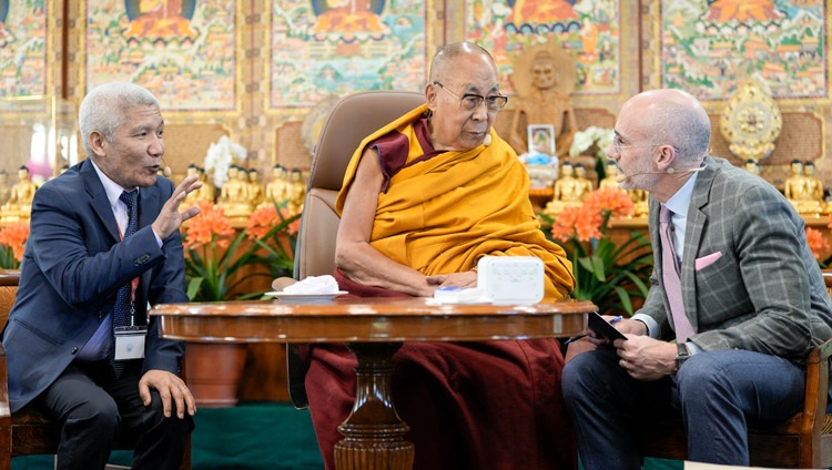 Thupten Jinpa, intérprete de Su Santidad el Dalái Lama, traduciendo durante una interacción con el Profesor Arthur Brooks en el segundo día de conversaciones con grupos de la Universidad de Harvard en la sala de reuniones de la residencia de Su Santidad en Dharamsala, HP, India, el 9 de abril de 2024. Fotografía de Tenzin Choejor