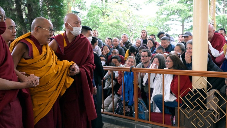 Su Santidad el Dalái Lama caminando por el patio hacia el templo tibetano principal en el primer día de enseñanzas en Dharamsala, HP, India, el 19 de abril de 2024. Foto de Ven Zamling Norbu