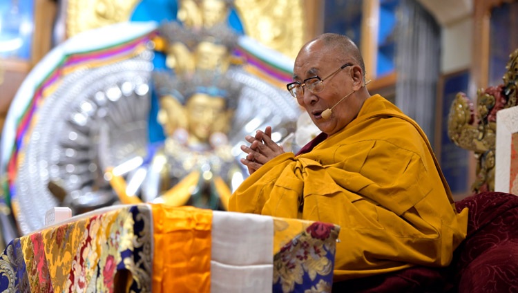 Su Santidad el Dalái Lama dirigiéndose a la congregación en el primer día de enseñanzas en el templo tibetano principal de Dharamsala, HP, India, el 19 de abril de 2024. Fotografía de Ven Zamling Norbu