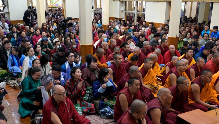 Una vista del interior del Templo Principal Tibetano en el primer día de las enseñanzas de Su Santidad el Dalái Lama, solicitadas por un grupo de 300 mongoles en Dharamsala, HP, India, el 19 de abril de 2024. Foto por Ven Zamling Norbu.