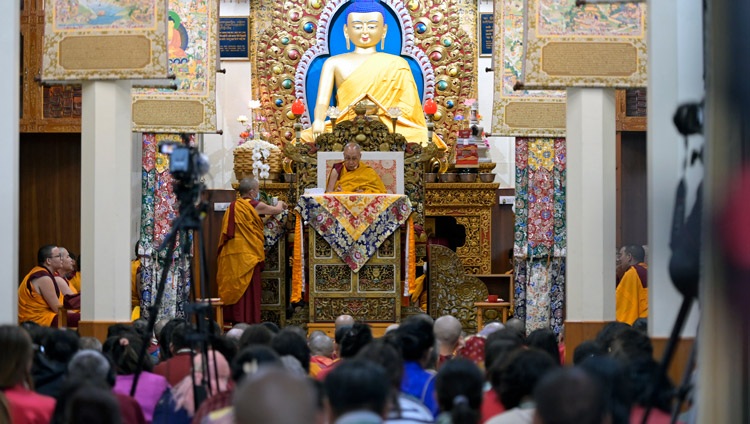 Su Santidad el Dalái Lama leyendo el texto «Cien Deidades de la Tierra Gozosa» en el primer día de enseñanzas en el Templo Principal Tibetano en Dharamsala, HP, India, el 19 de abril de 2024. Foto por Ven Zamling Norbu.