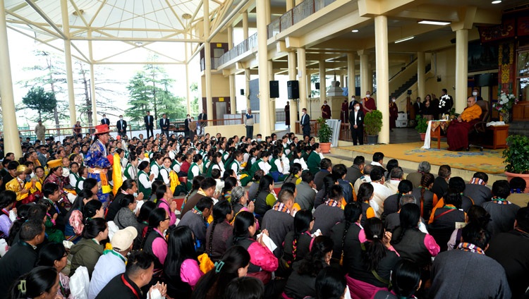 Su Santidad el Dalái Lama reunido con los participantes del Festival de Ópera Sho-tön en el patio del templo tibetano principal en Dharamsala, HP, India, el 22 de abril de 2024. Foto de Ven Tenzin Jamphel