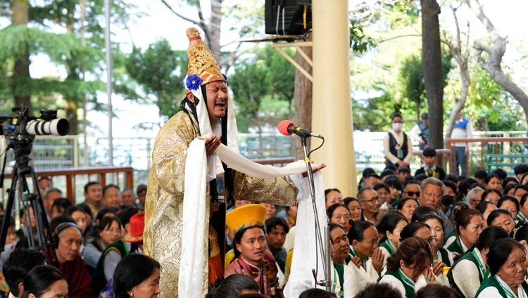 Un participante del Festival de Ópera Sho-tön actuando para Su Santidad el Dalái Lama en el patio del templo tibetano principal en Dharamsala, HP, India, el 22 de abril de 2024. Fotografía de Ven Tenzin Jamphel