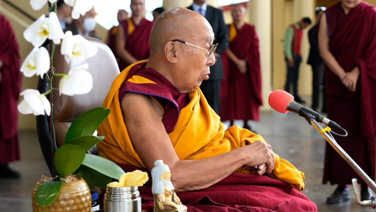 Su Santidad el Dalái Lama dirigiéndose a la multitud durante su encuentro con los participantes del Festival de Ópera Sho-tön en el patio del templo tibetano principal en Dharamsala, HP, India, el 22 de abril de 2024. Fotografía de Ven Tenzin Jamphel