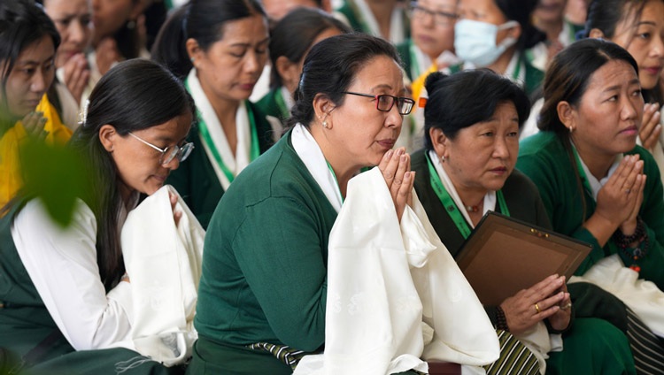 La Presidenta de la Asociación de Mujeres Tibetanas, Tenzin Dolma, junto con los delegados a la Reunión del Órgano General de la TWA, escuchando a Su Santidad el Dalái Lama en el patio del templo tibetano principal en Dharamsala, HP, India, el 22 de abril de 2024. Foto de Ven Tenzin Jamphel