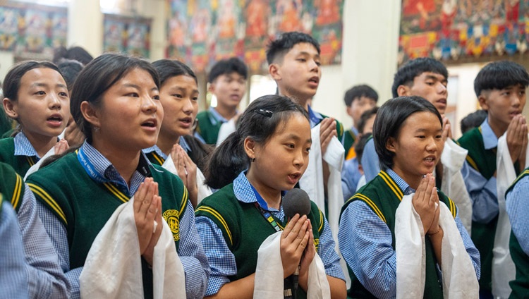 Niños de la escuela TCV de Gopalpur recitando el «Espejo que clarifica el compendio de conciencias» al comienzo del primer día de las enseñanzas de Su Santidad el Dalái Lama para jóvenes tibetanos en el templo tibetano principal de Dharamsala, HP, India, el 3 de junio de 2024. Foto de Tenzin Choejor