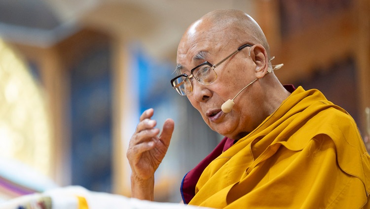Su Santidad el Dalái Lama dirigiéndose a la congregación en el primer día de sus enseñanzas para jóvenes tibetanos en el templo tibetano principal de Dharamsala, HP, India, el 3 de junio de 2024. Foto de Tenzin Choejor
