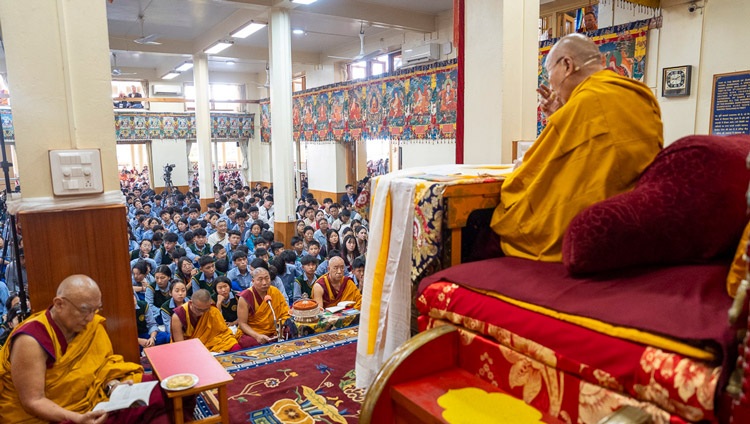Su Santidad el Dalái Lama leyendo sobre el texto «Llave del Camino Medio», un libro compuesto por él mismo, en el primer día de enseñanzas para jóvenes tibetanos en el templo tibetano principal de Dharamsala, HP, India, el 3 de junio de 2024. Foto de Tenzin Choejor