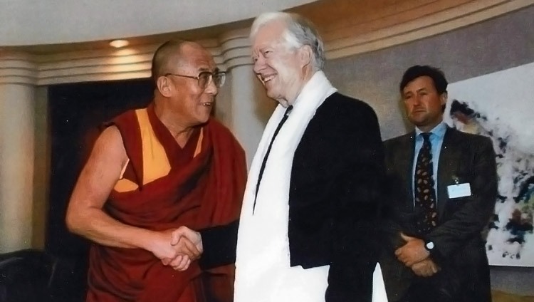 Su Santidad el Dalái Lama y el Presidente Jimmy Carter juntos en 2002.