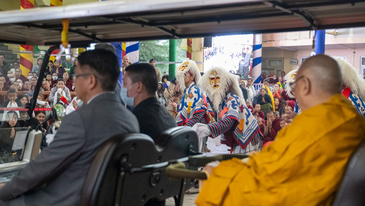 Su Santidad el Dalái Lama llega al Templo Principal Tibetano para asistir a la ceremonia de ofrenda de larga vida organizada por el Monasterio Shang Gaden Chökhorling de Nepal, un grupo de la comunidad de Chatreng y la comunidad de Phari, en Dharamsala, Himachal Pradesh, India, el 7 de mayo de 2025.